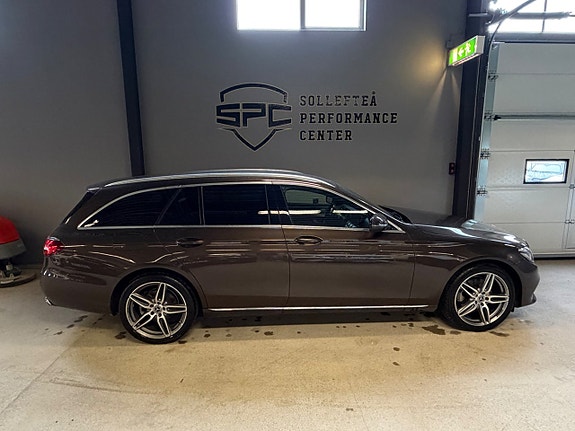 Mercedes-Benz E220 2 of 16