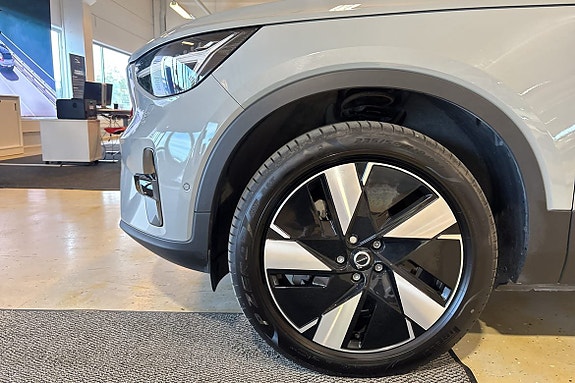 Volvo EX40 14 of 24