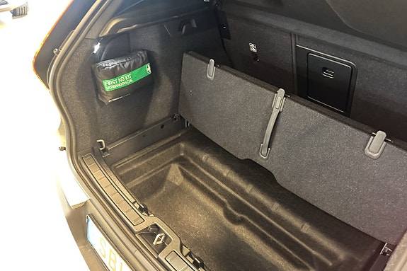 Volvo EX40 13 of 24