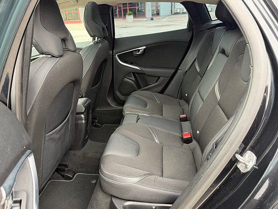 Volvo V40 11 of 24