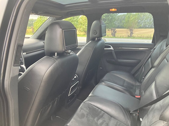 Porsche Cayenne Turbo S 7 of 12