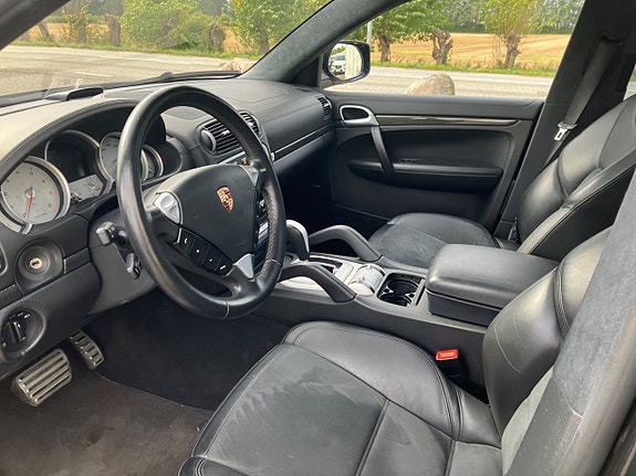 Porsche Cayenne Turbo S 12 of 12