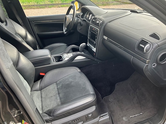 Porsche Cayenne Turbo S 6 of 12