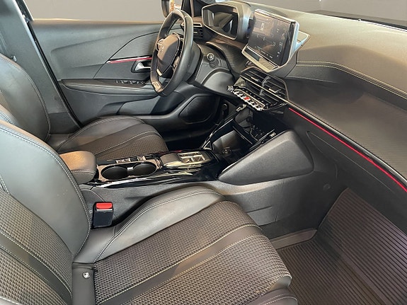 Peugeot e-208 12 of 14