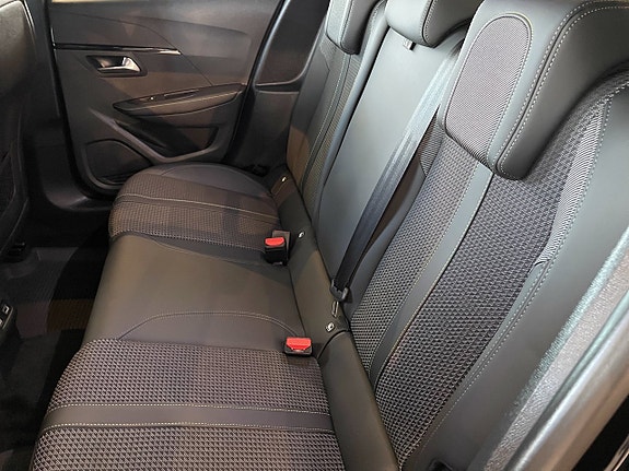 Peugeot e-208 10 of 14