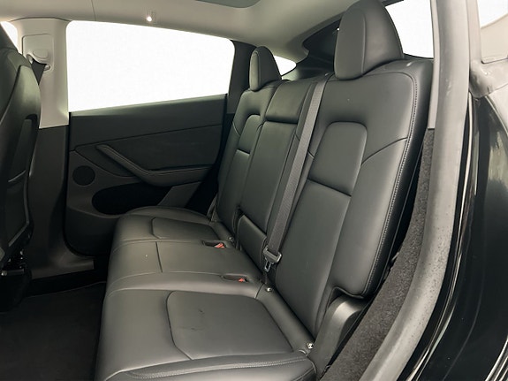 Tesla Model Y 28 of 30