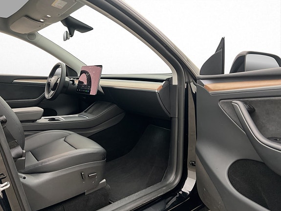 Tesla Model Y 27 of 30