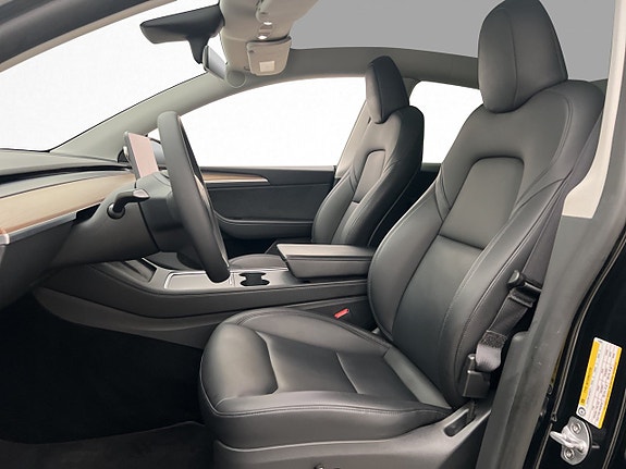 Tesla Model Y 13 of 30