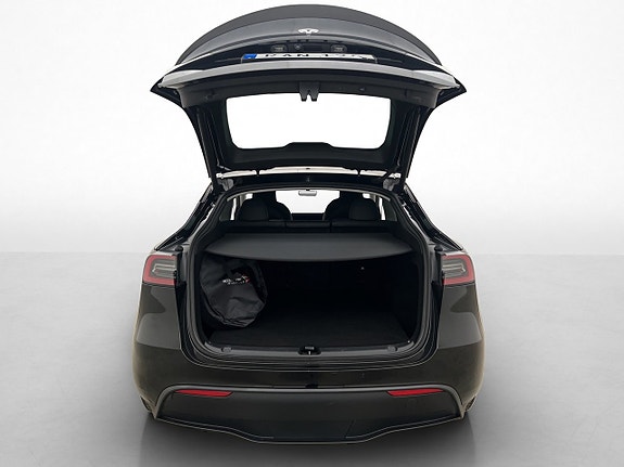 Tesla Model Y 10 of 30
