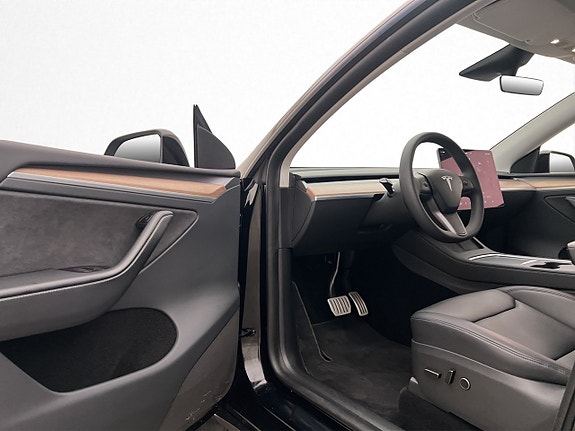 Tesla Model Y 12 of 30