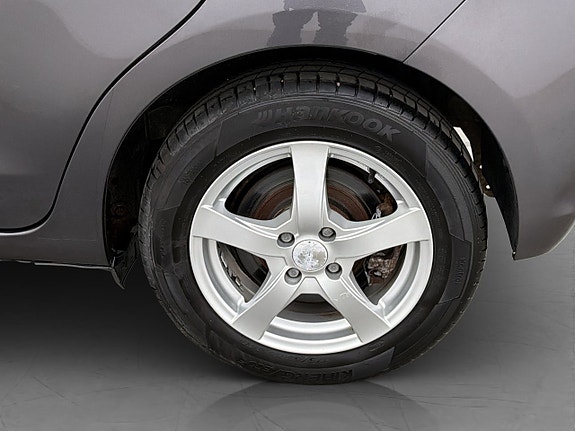 Toyota Yaris 24 of 26