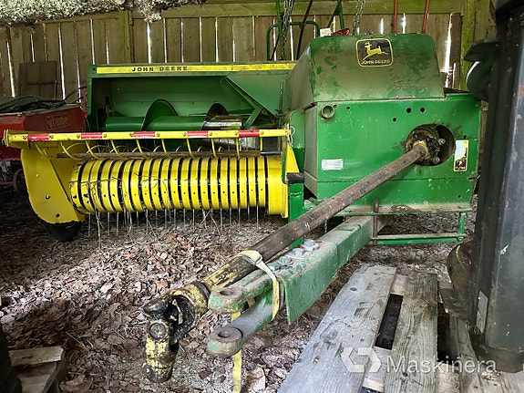 Småbalspress John Deere 330