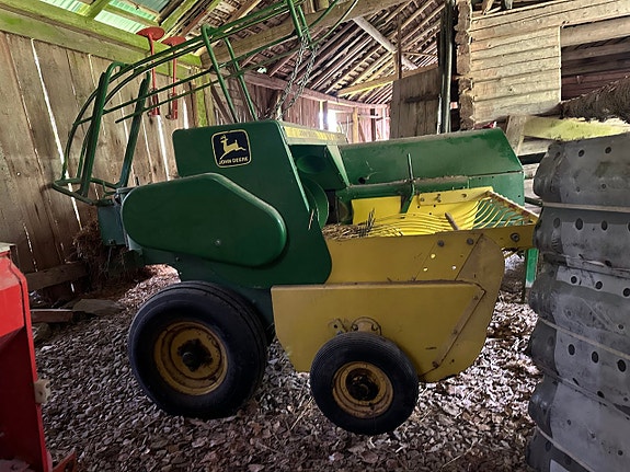 Småbalspress John Deere 330 2 of 24