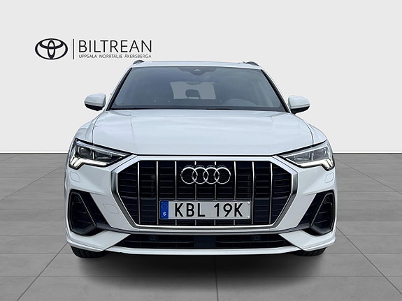 Audi Q3 2 of 20