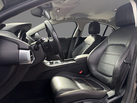 Jaguar XE 17 of 20