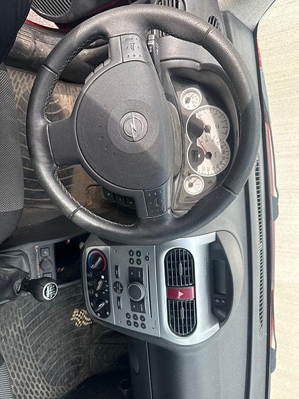 Opel Corsa 2 of 4