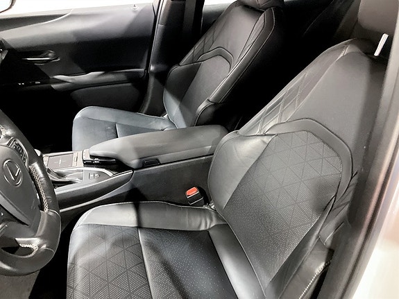 Lexus UX250h 4 of 16