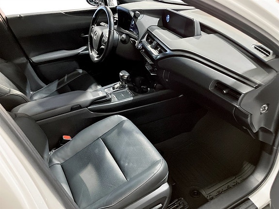 Lexus UX250h 11 of 16