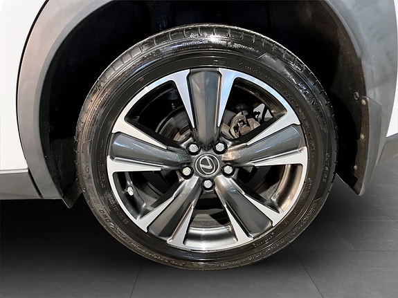 Lexus UX250h 14 of 16