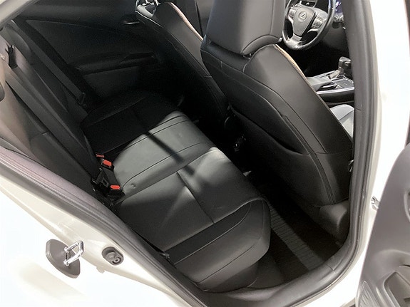 Lexus UX250h 12 of 16