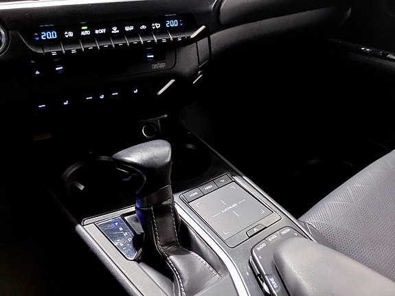 Lexus UX250h 10 of 16