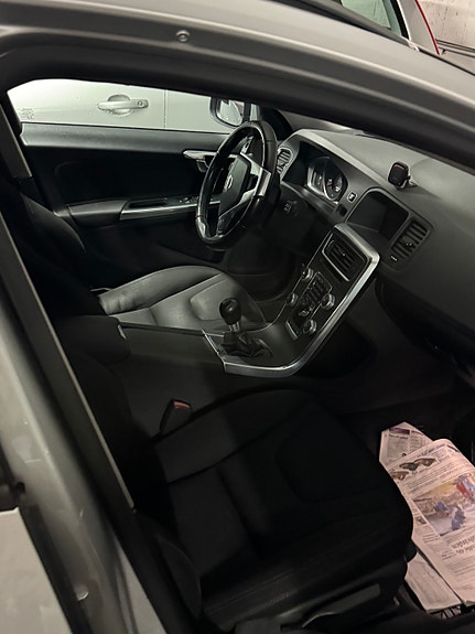 Volvo V60 2 of 15