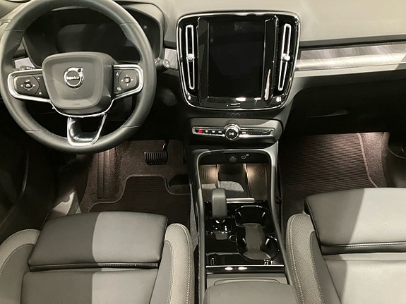 Volvo EX40 13 of 16