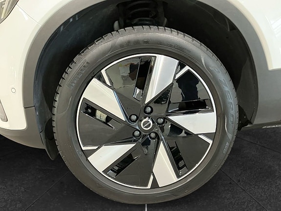 Volvo EX40 10 of 16