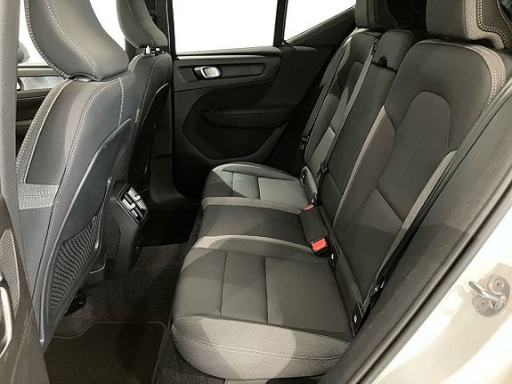 Volvo EX40 7 of 16