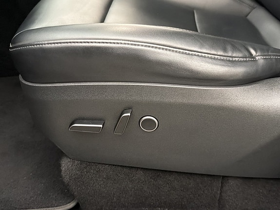 Tesla Model Y 29 of 30