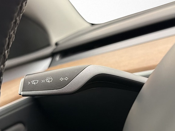 Tesla Model Y 28 of 30