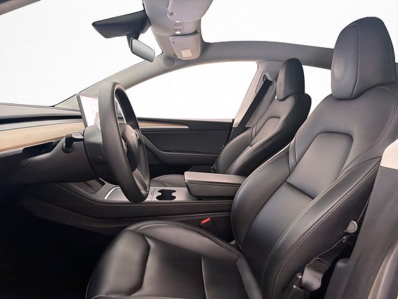 Tesla Model Y 16 of 30