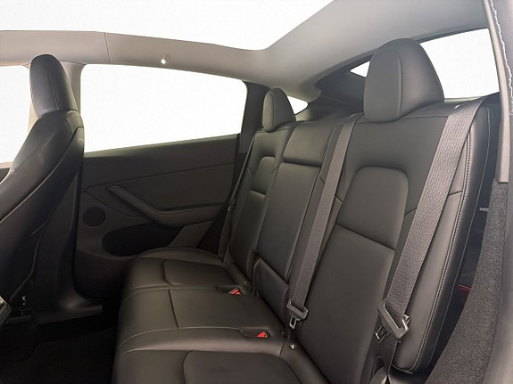 Tesla Model Y 17 of 30