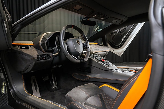 Lamborghini Aventador 7 of 21