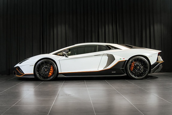 Lamborghini Aventador 2 of 21