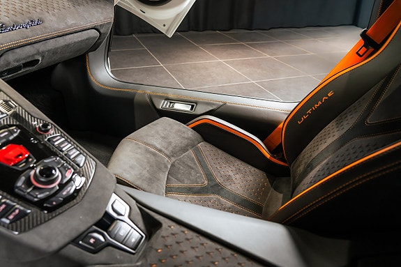 Lamborghini Aventador 18 of 21