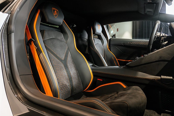 Lamborghini Aventador 8 of 21