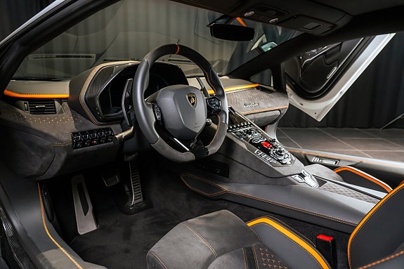 Lamborghini Aventador 11 of 21