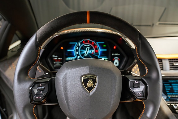 Lamborghini Aventador 14 of 21