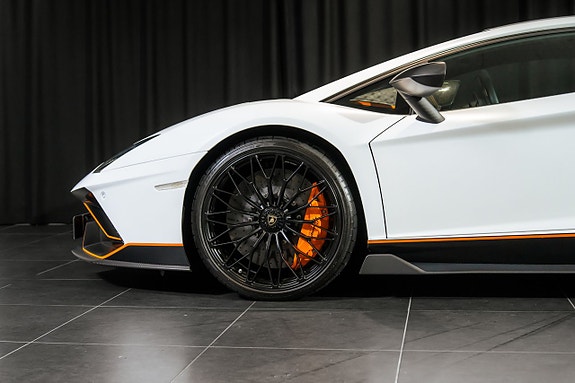 Lamborghini Aventador 6 of 21