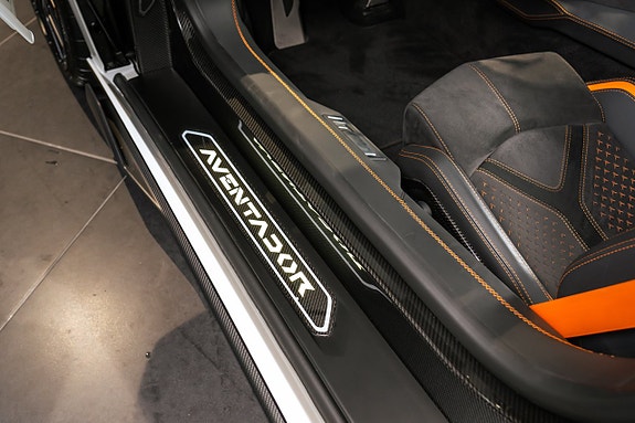 Lamborghini Aventador 13 of 21