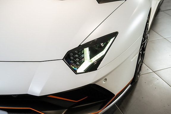 Lamborghini Aventador 19 of 21