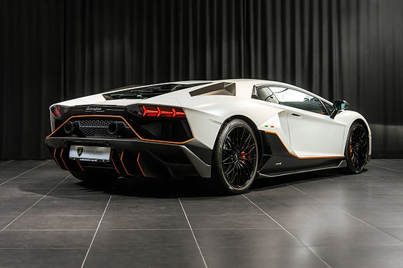 Lamborghini Aventador 4 of 21