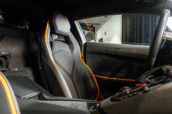 Lamborghini Aventador 10 of 21
