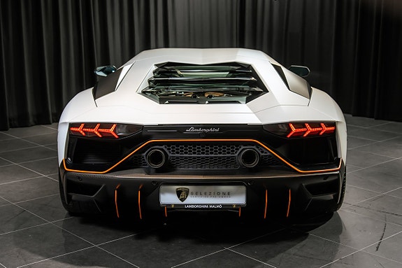 Lamborghini Aventador 5 of 21