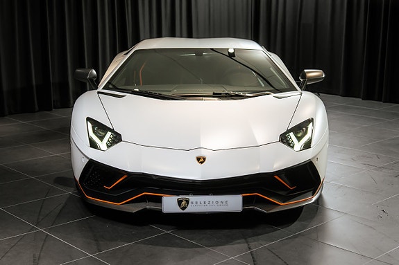Lamborghini Aventador 3 of 21
