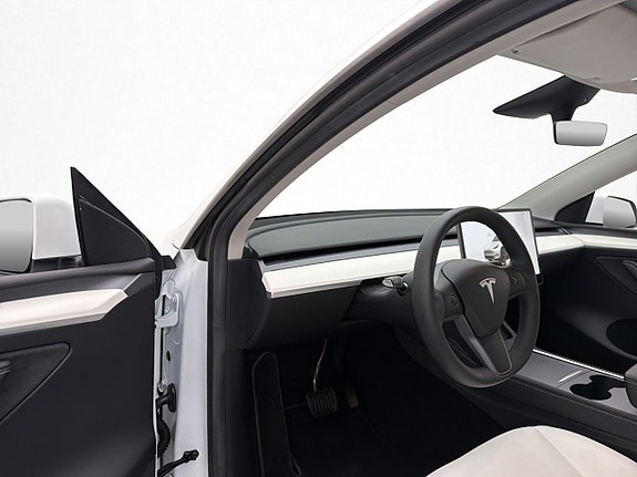Tesla Model Y 9 of 30