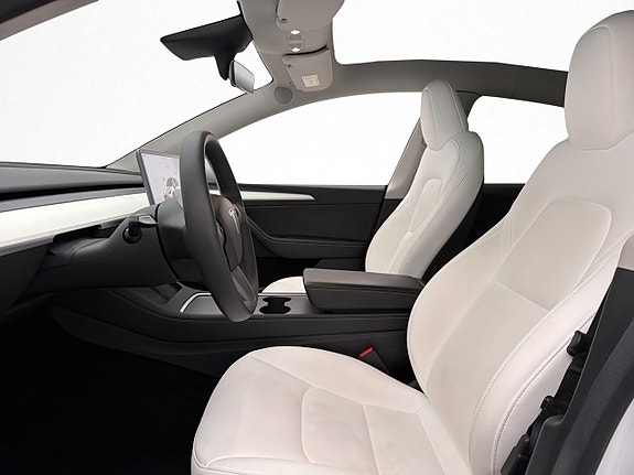 Tesla Model Y 10 of 30