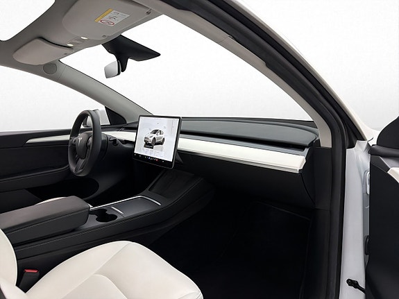 Tesla Model Y 14 of 30
