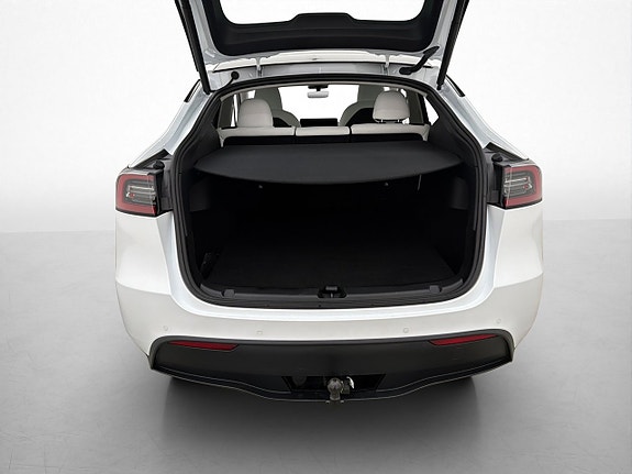 Tesla Model Y 28 of 30